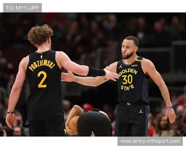 勇士凭借三分雨重击太阳，库里与穆迪成关键，勇士队员对库里